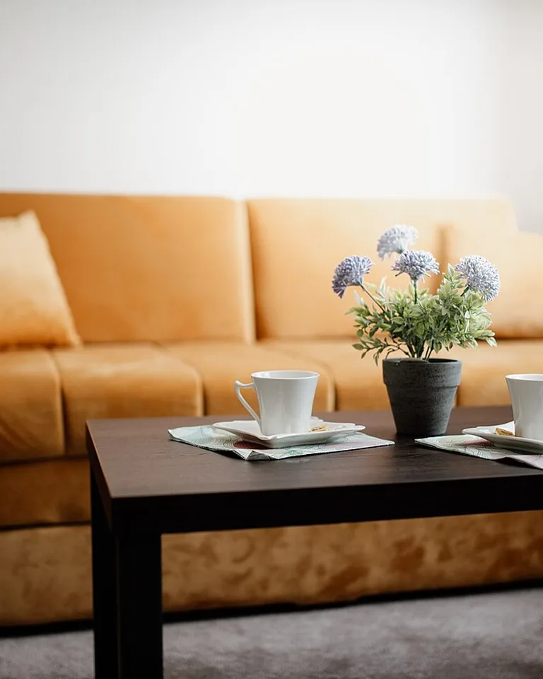 12 Cozy Fall Living Room Decor Ideas That Skip the Clutter