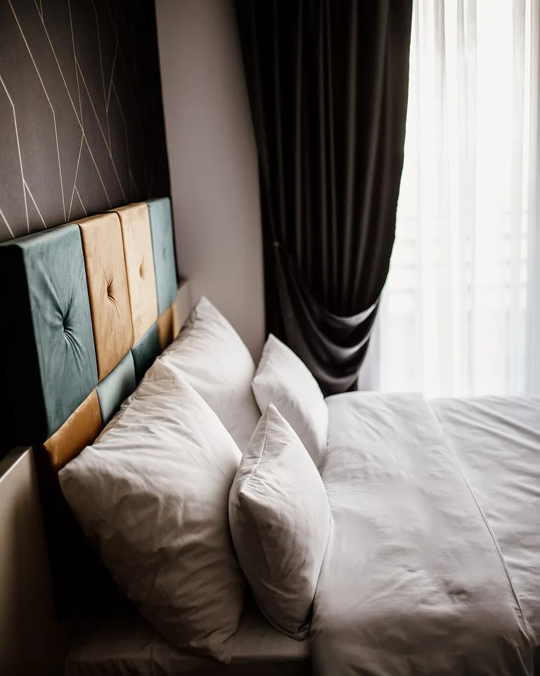 11 Full Length Mirror Bedroom Ideas That Make a Small Room Feel Twice as Big